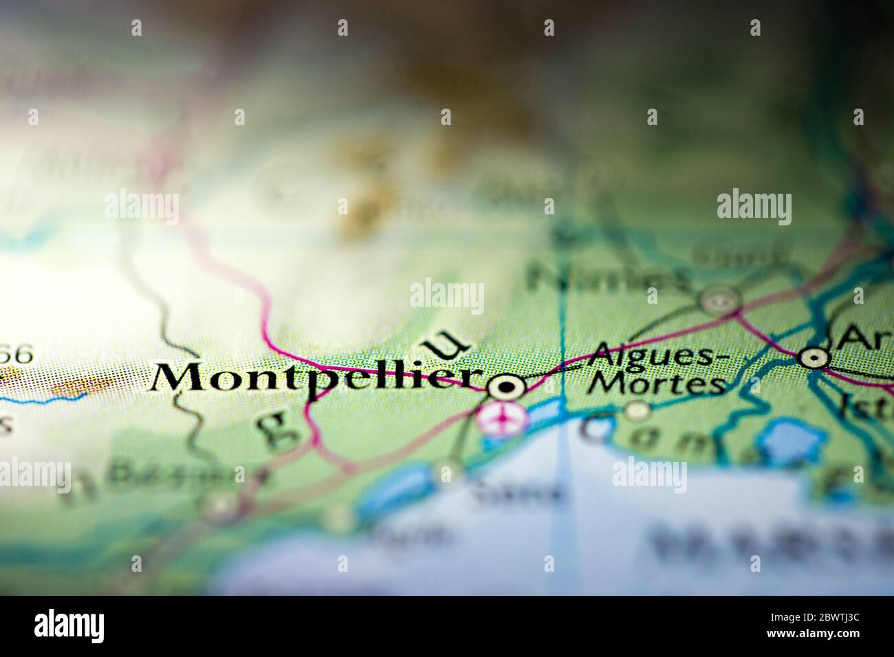 Profundidad de campo reducida se centra en la ubicación del mapa geográfico de Montpellier ciudad Francia Mediterráneo continente europeo en atlas Foto de stock