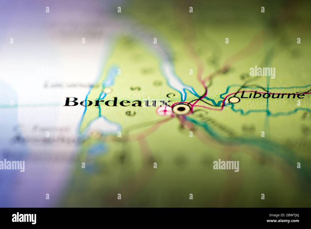 Profundidad de campo reducida se centra en la ubicación del mapa geográfico de Burdeos ciudad Francia Mediterráneo continente europeo en atlas Foto de stock