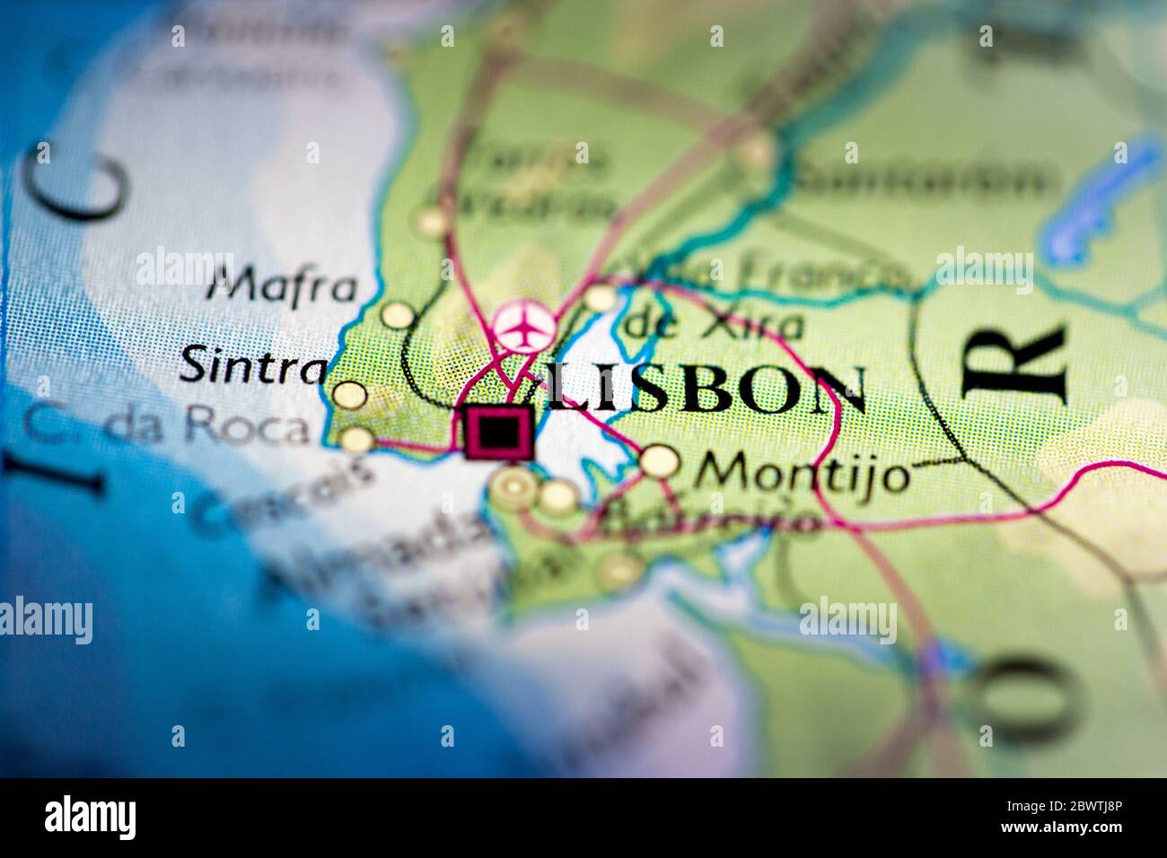 Profundidad de campo reducida se centra en la ubicación del mapa geográfico de Lisboa ciudad Portugal Mediterráneo Europa continente en atlas Foto de stock