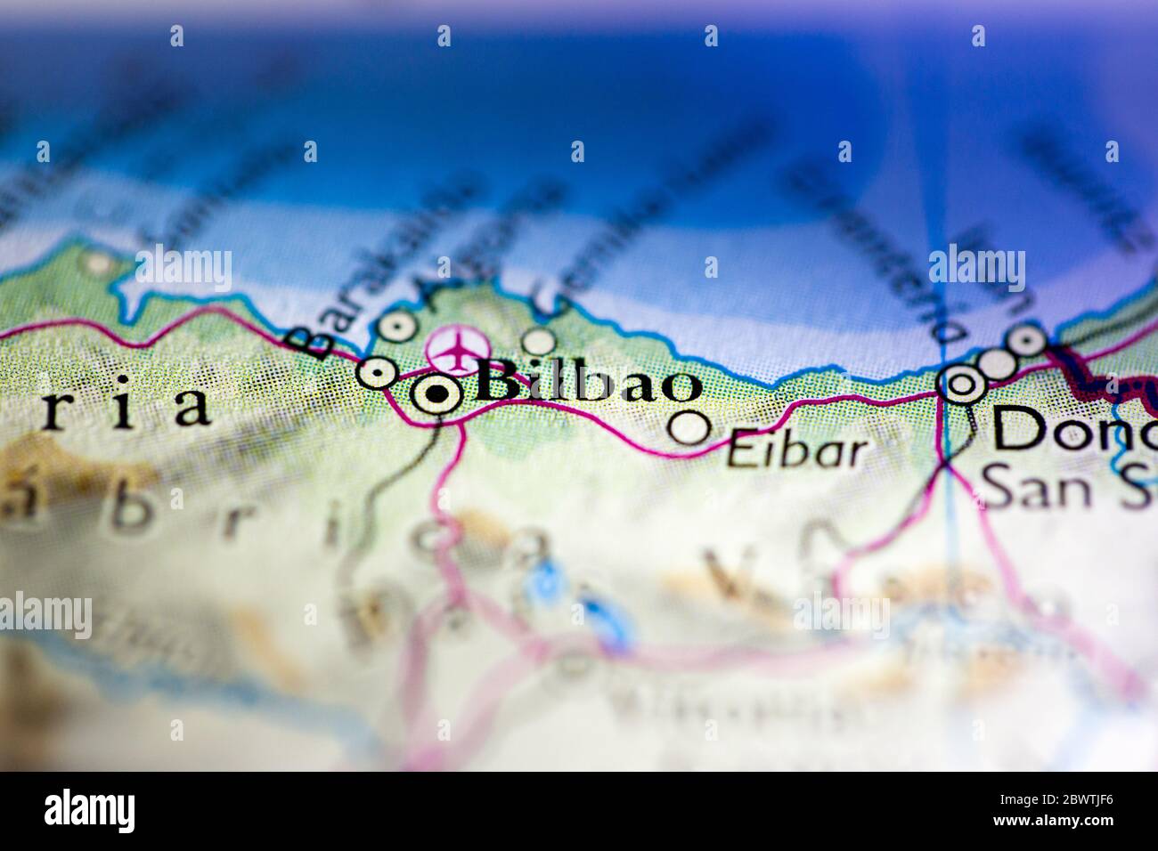 Profundidad de campo reducida se centra en la ubicación del mapa geográfico de Bilboa ciudad España Mediterráneo continente europeo en atlas Foto de stock