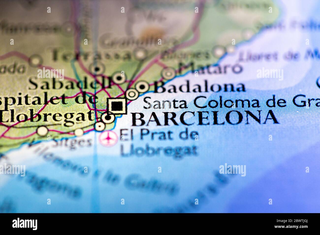 Profundidad de campo reducida se centra en la ubicación del mapa geográfico de Barcelona ciudad España Mediterráneo continente europeo en atlas Foto de stock