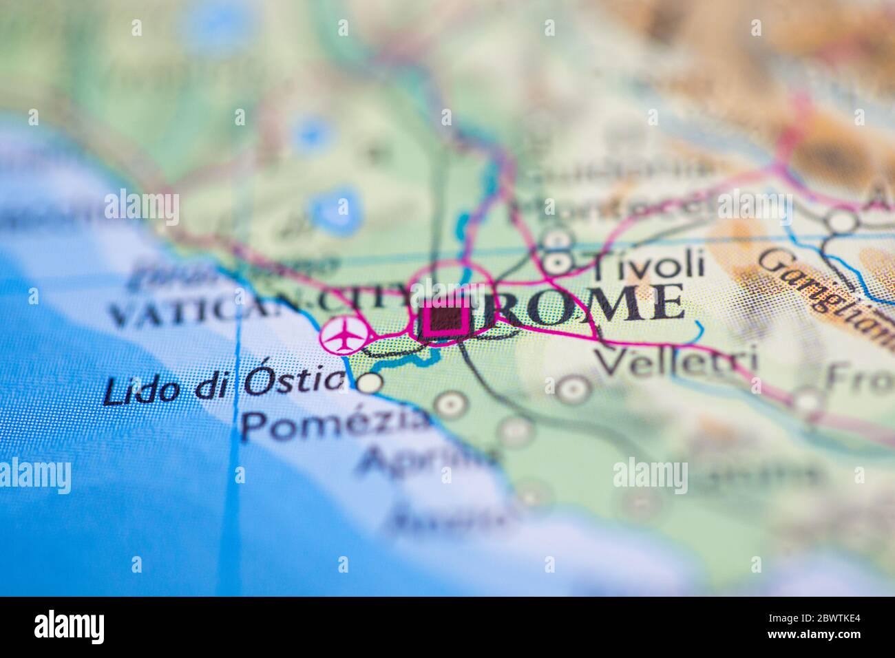 Profundidad de campo reducida se centra en la ubicación del mapa geográfico de Roma ciudad Italia Mediterráneo continente europeo en atlas Foto de stock
