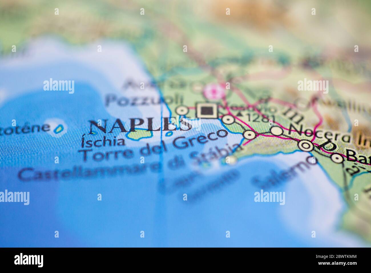 Profundidad de campo reducida se centra en la ubicación del mapa geográfico de Nápoles ciudad Italia Mediterráneo continente europeo en atlas Foto de stock