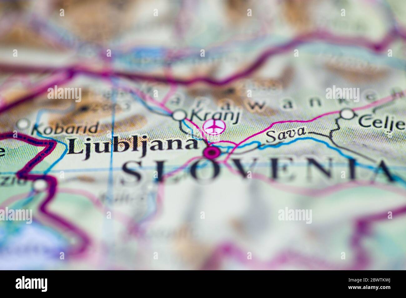 Profundidad de campo reducida se centra en la ubicación del mapa geográfico de Ljubljana ciudad Eslovenia continente europeo en atlas Foto de stock