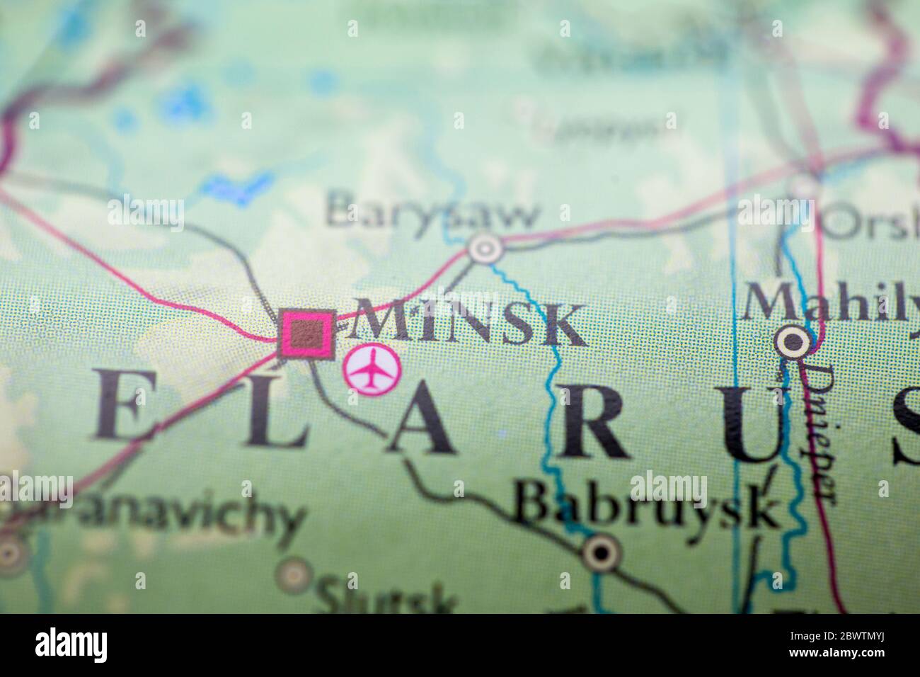Profundidad de campo reducida se centra en la ubicación del mapa geográfico de Minsk ciudad Bielorrusia continente europeo en atlas Foto de stock