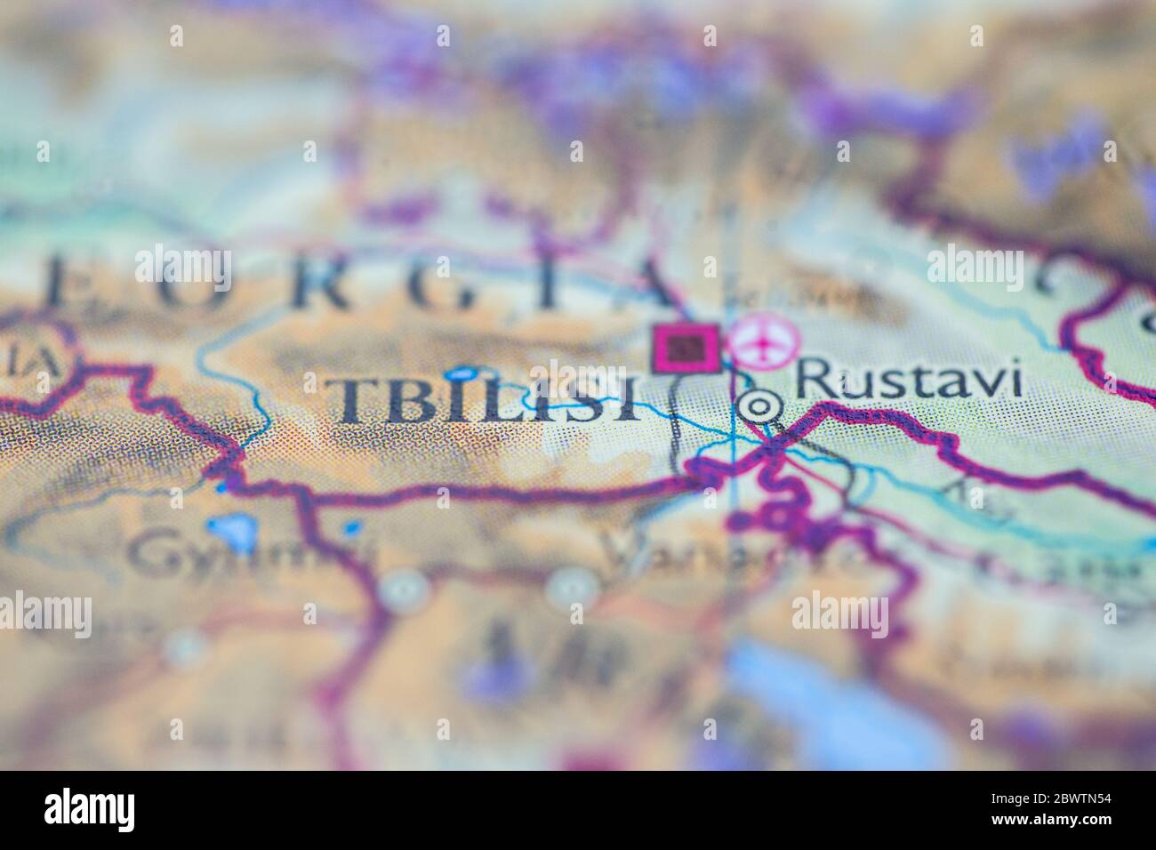 Profundidad de campo reducida se centra en la ubicación del mapa geográfico de Tbilisi ciudad Georgia Europa continente en atlas Foto de stock
