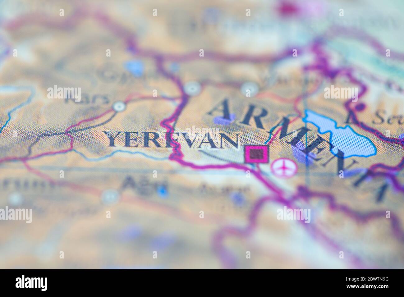Profundidad de campo reducida se centra en la ubicación del mapa geográfico de Ereván ciudad Armenia continente europeo en atlas Foto de stock