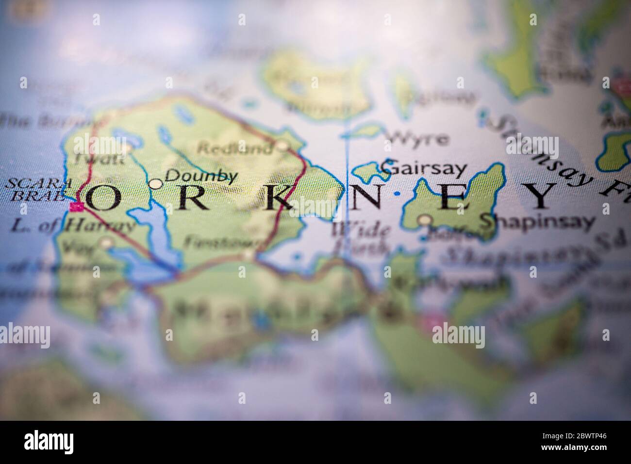 Profundidad de campo poco profunda se centra en la ubicación del mapa geográfico de Orkney Escocia Reino Unido Gran Bretaña Europa continente en atlas Foto de stock