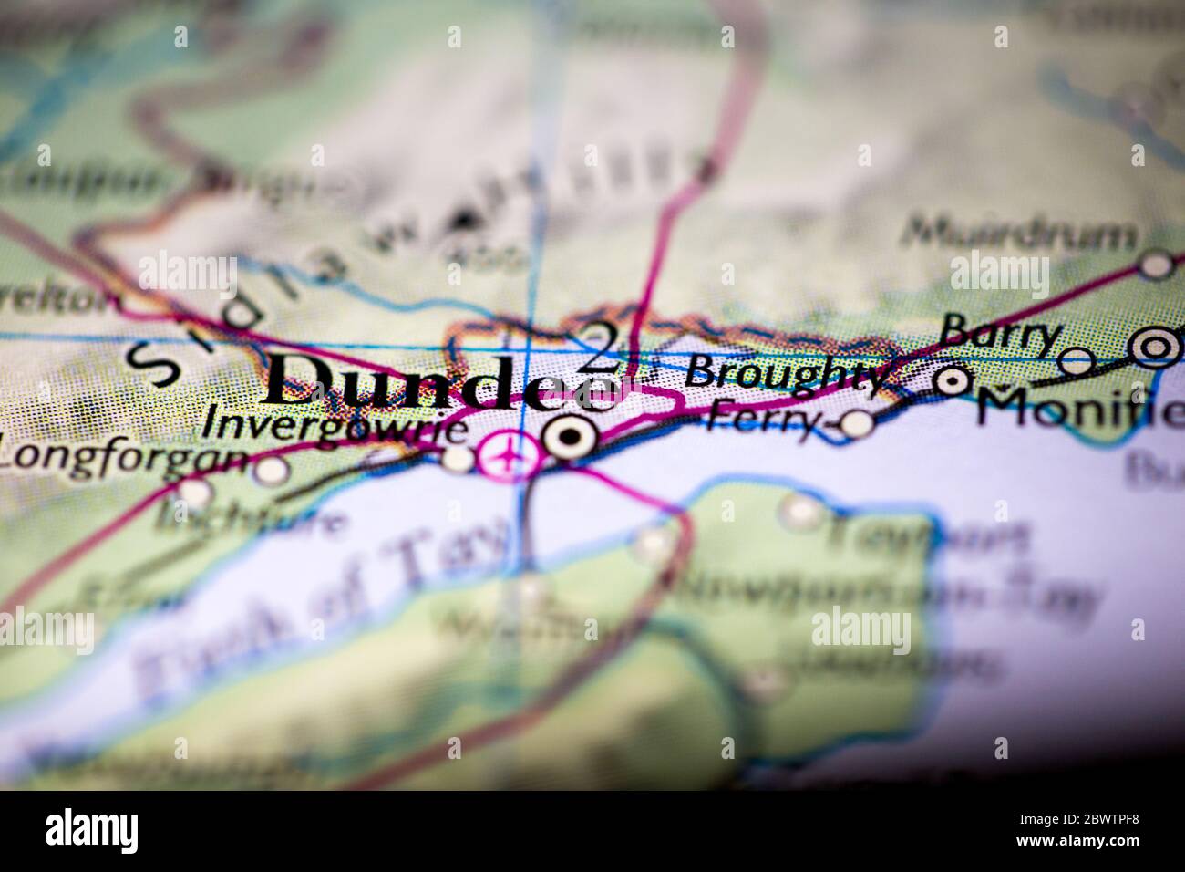 Profundidad de campo poco profunda se centra en la ubicación del mapa geográfico de la ciudad de Dundee Escocia Reino Unido Gran Bretaña Europa continente en atlas Foto de stock