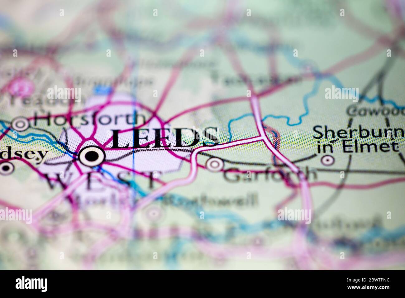 Profundidad de campo reducida se centra en la ubicación del mapa geográfico de leeds City Inglaterra Reino Unido Gran Bretaña Europa continente encendido atlas Foto de stock