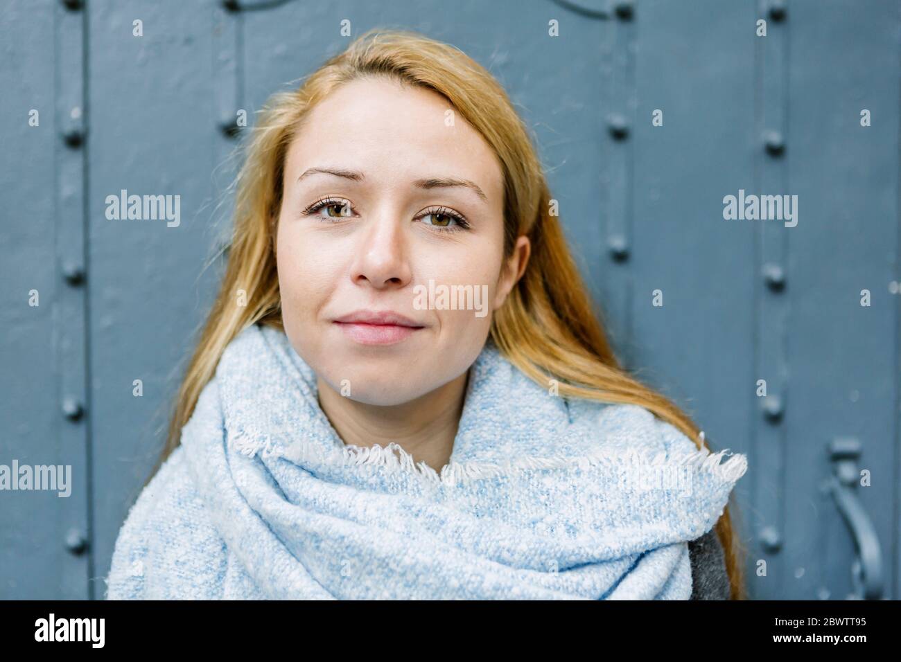 Retrato de una joven rubia con bufanda azul claro Foto de stock