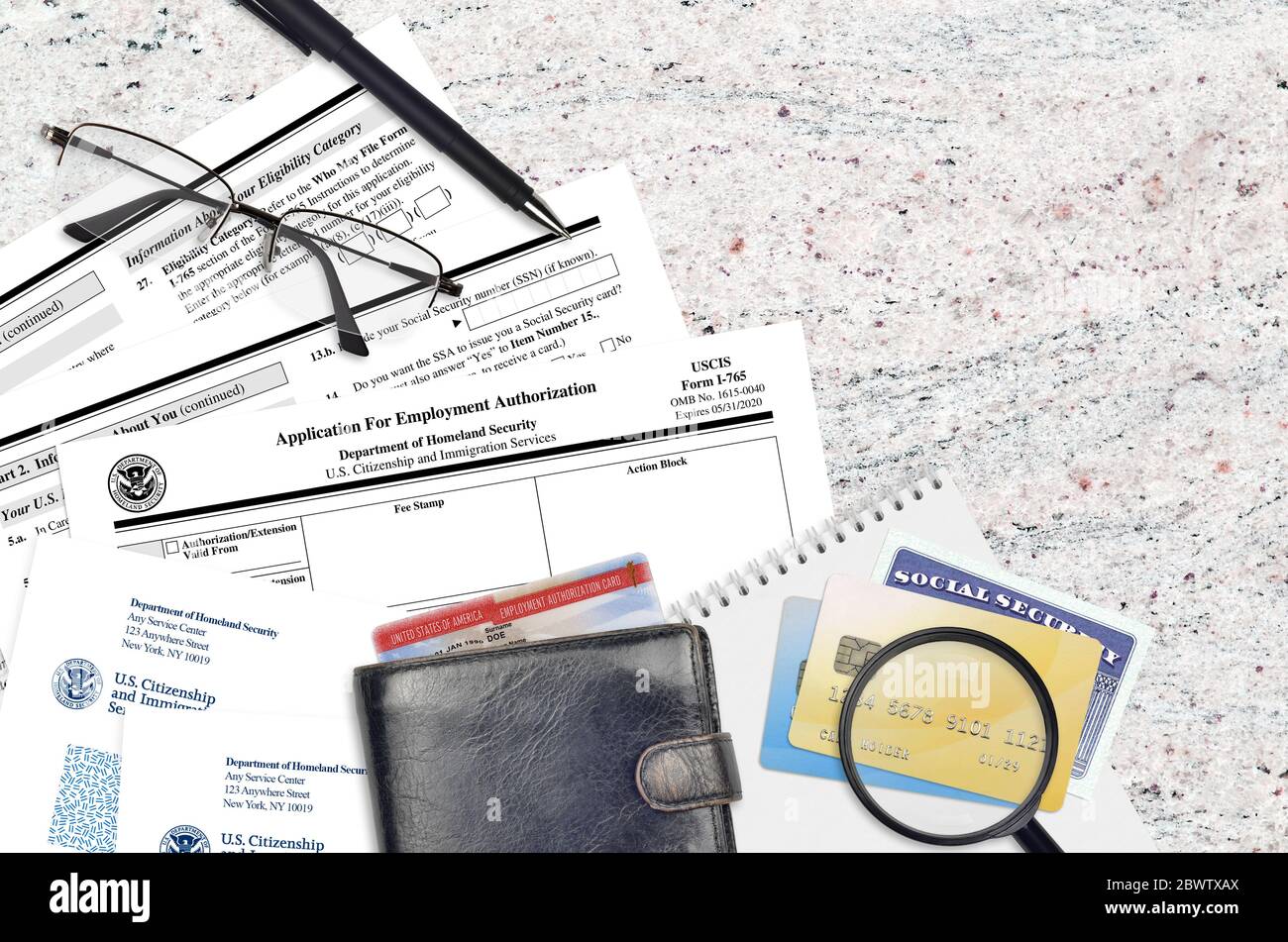Formulario USCIS I-765 la solicitud de autorización de empleo se encuentra en una mesa plana de oficinas y lista para llenar. Servicios de Ciudadanía e Inmigración de los Estados Unidos p Foto de stock