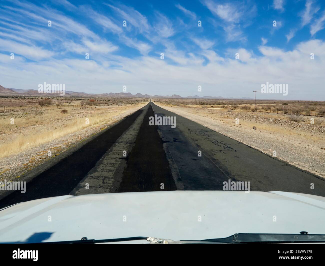 Vehículo todoterreno en una carretera asfaltada, Sudáfrica, Sudáfrica Foto de stock