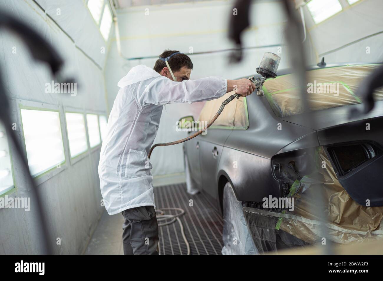 Pintura Blanca De Rociadura Del Pintor Auto En La Capilla Del Coche En  Cabina Especial Foto de archivo - Imagen de coche, metal: 108499446