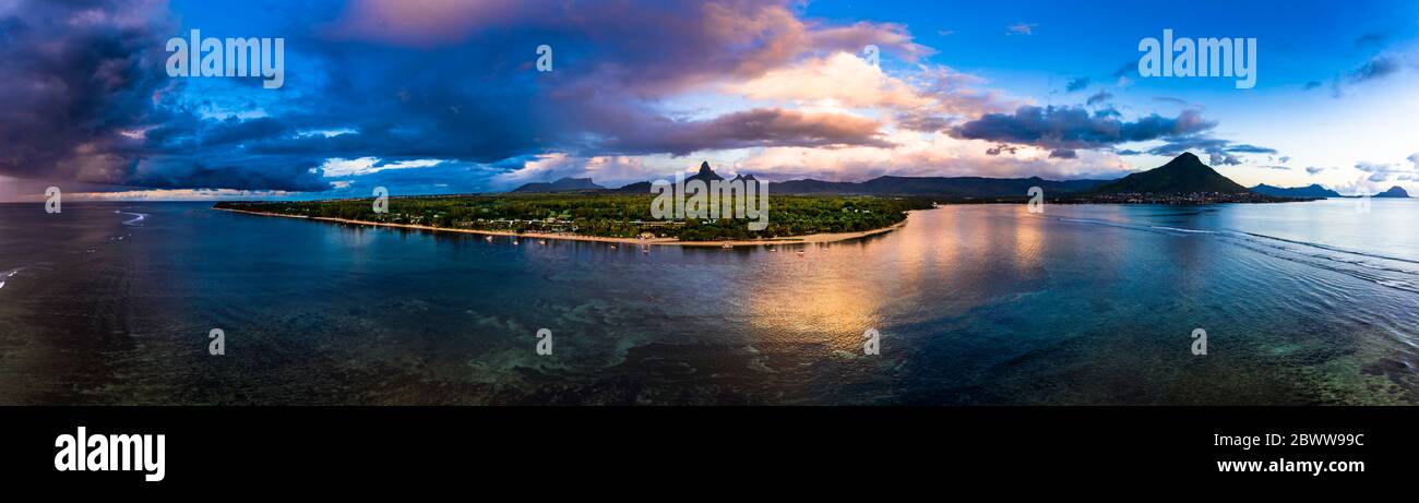Mauricio, Río Negro, Flic-en-Flac, Vista en helicóptero de las nubes de tormenta sobre la costa de la isla Foto de stock