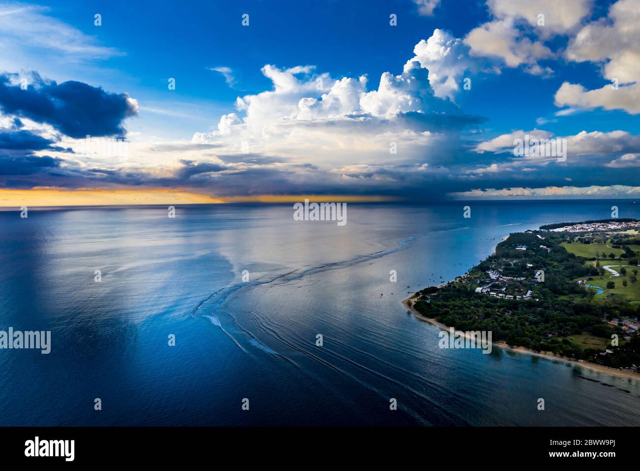 Mauricio, Río Negro, Flic-en-Flac, Vista en helicóptero de las nubes de tormenta sobre la costa de la isla Foto de stock