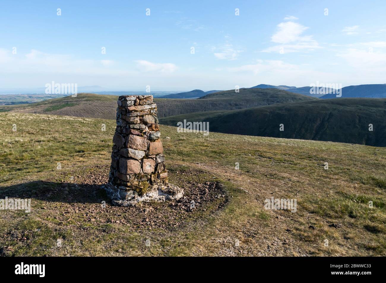 El Summit Trig Point de Lank Rigg y la View Northwest hacia el Solway Firth, Lake District, Cumbria, Reino Unido Foto de stock