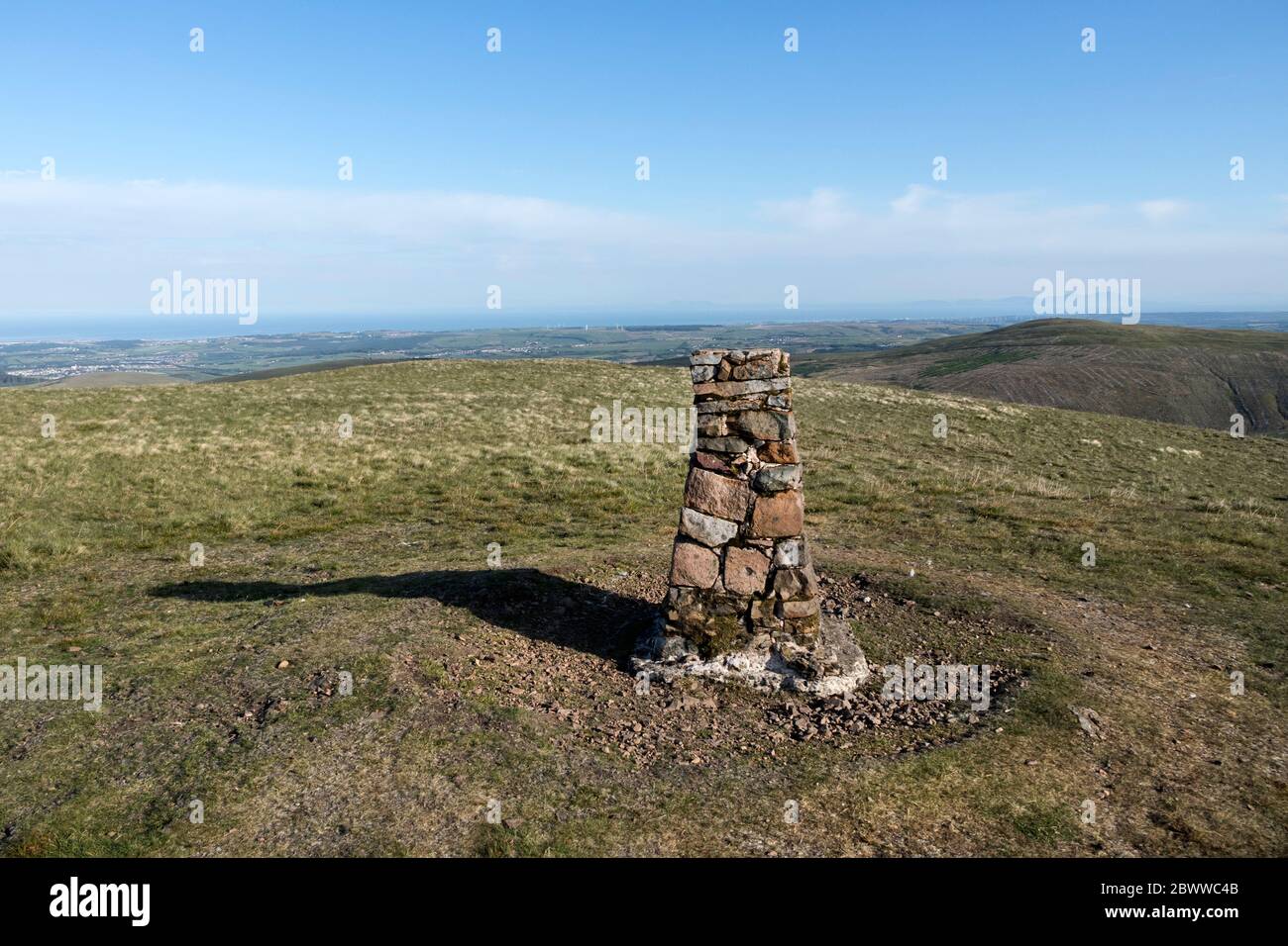 El punto de la cumbre del Rigg de la sierra de Lank y el noroeste de la vista hacia el Firth de la vía de Solway y las montañas de Dumfries y Galloway en Escocia, Distrito de los Lagos, Foto de stock