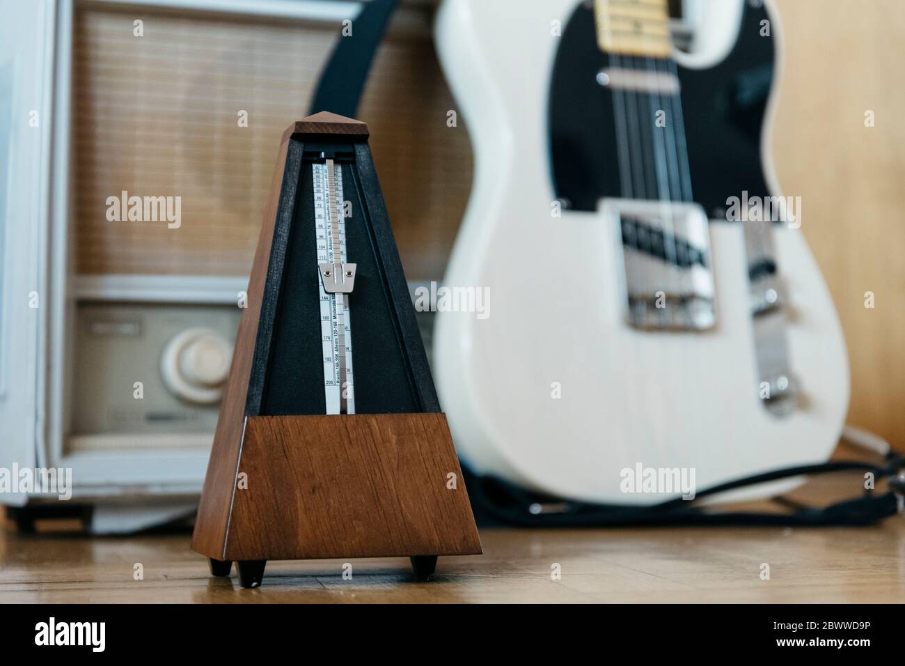 Metrónomo con guitarra eléctrica y radio antigua en el fondo Fotografía de  stock - Alamy