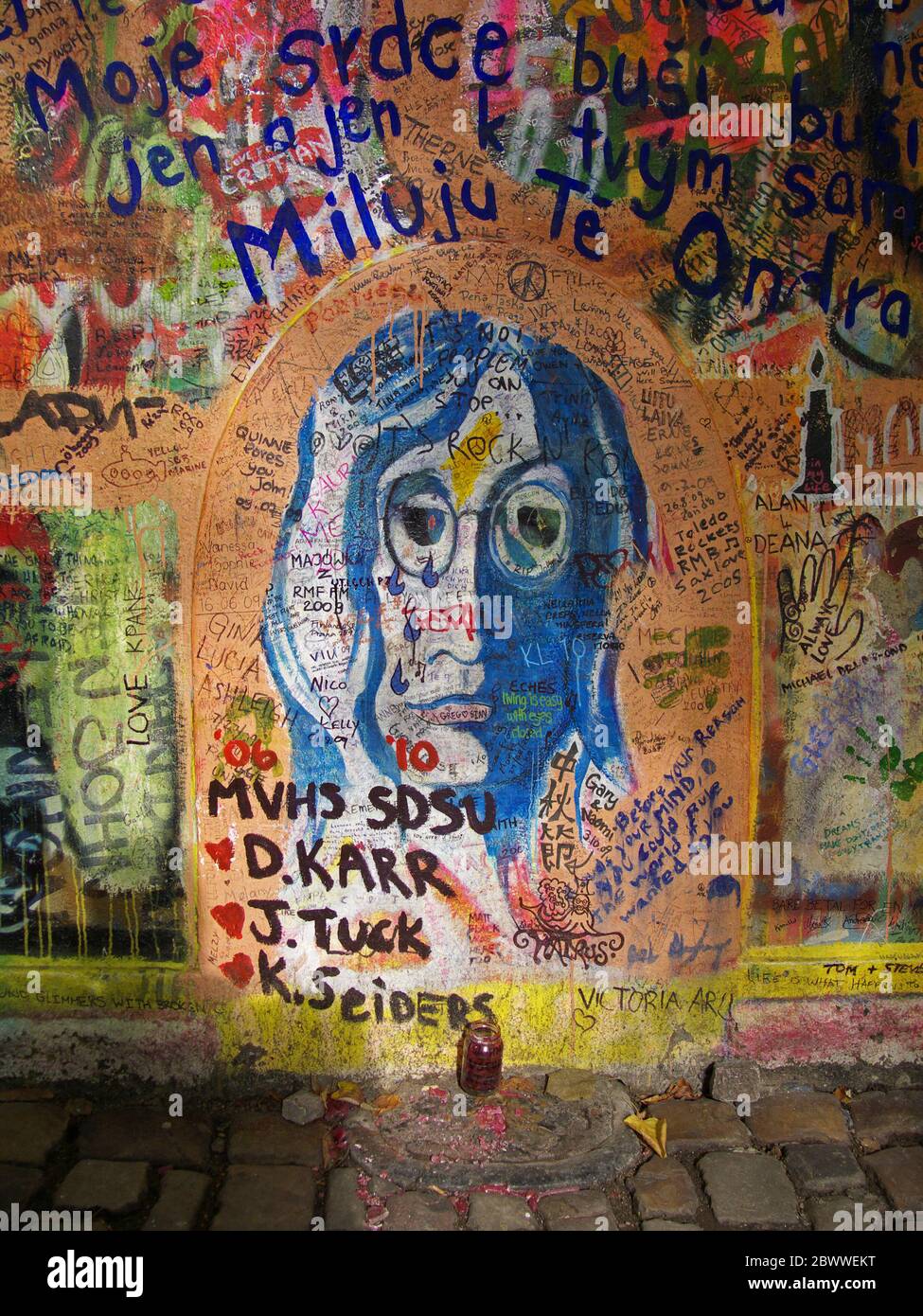 El Muro de Lennon o el Muro de John Lennon en Praga - Praha, República Checa. Graffiti inspirado por John Lennon y los Beatles ha sido pintado aquí desde el th Foto de stock
