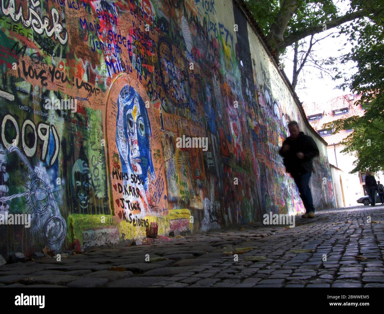 El Muro de Lennon o el Muro de John Lennon en Praga - Praha, República Checa. Graffiti inspirado por John Lennon y los Beatles ha sido pintado aquí desde el th Foto de stock