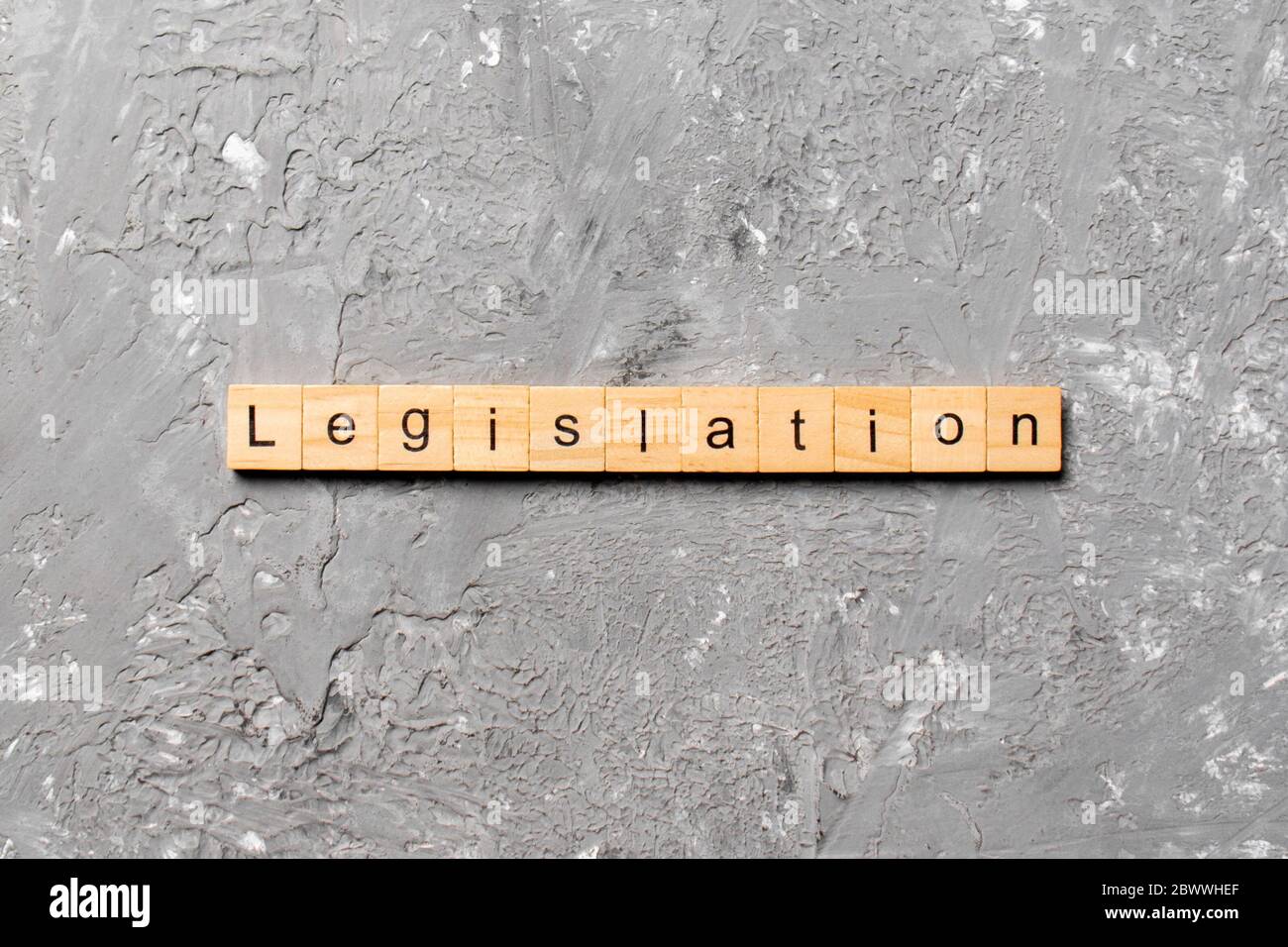 Legislación palabra escrita sobre un bloque de madera. La legislación texto en tabla, concepto. Foto de stock