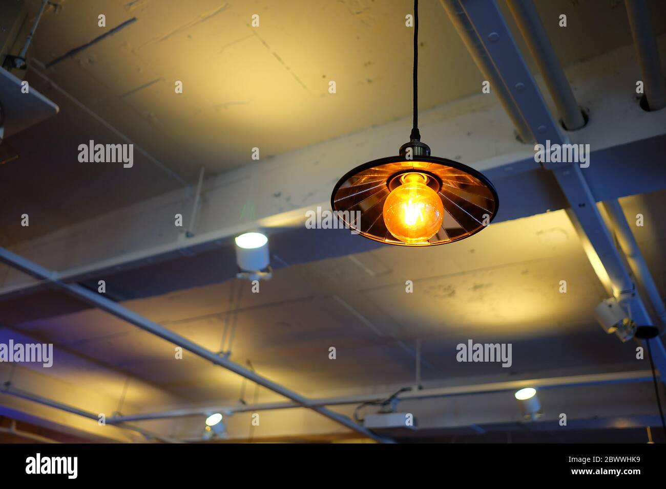 Lámpara de cierre en techo de concreto abierto. Foto de stock