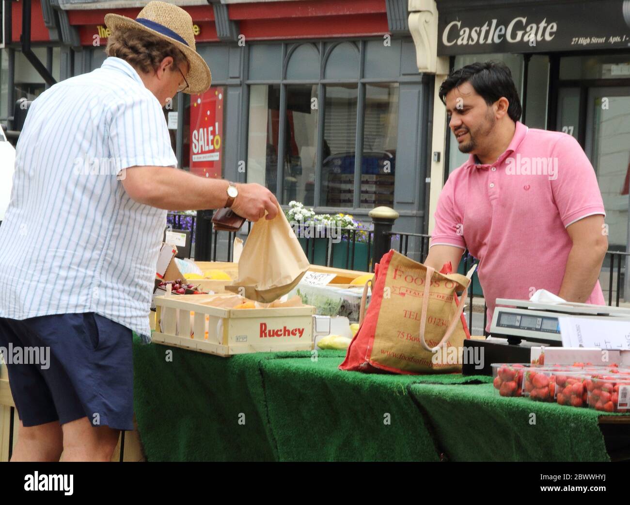 Bedford, Reino Unido. 3 de junio de 2020. El Gobierno del Reino Unido ha permitido que los mercados al aire libre vuelvan a abrir sus puertas a partir del 1 de junio. El mercado de Bedford Charter se celebra los miércoles y sábados en la histórica plaza Harpur y la plaza de San Pablo. Es una carta original que data de más de 800 años cuando el rey Enrique II la concedió en 1166, permitiendo a los beduinos tener su propio mercado. Un mercado se ha celebrado en la Plaza de San Pablo desde el siglo 1500. Bedford, Reino Unido 3 de junio de 2020 crédito: KEITH MAYHEW/Alamy Live News Foto de stock