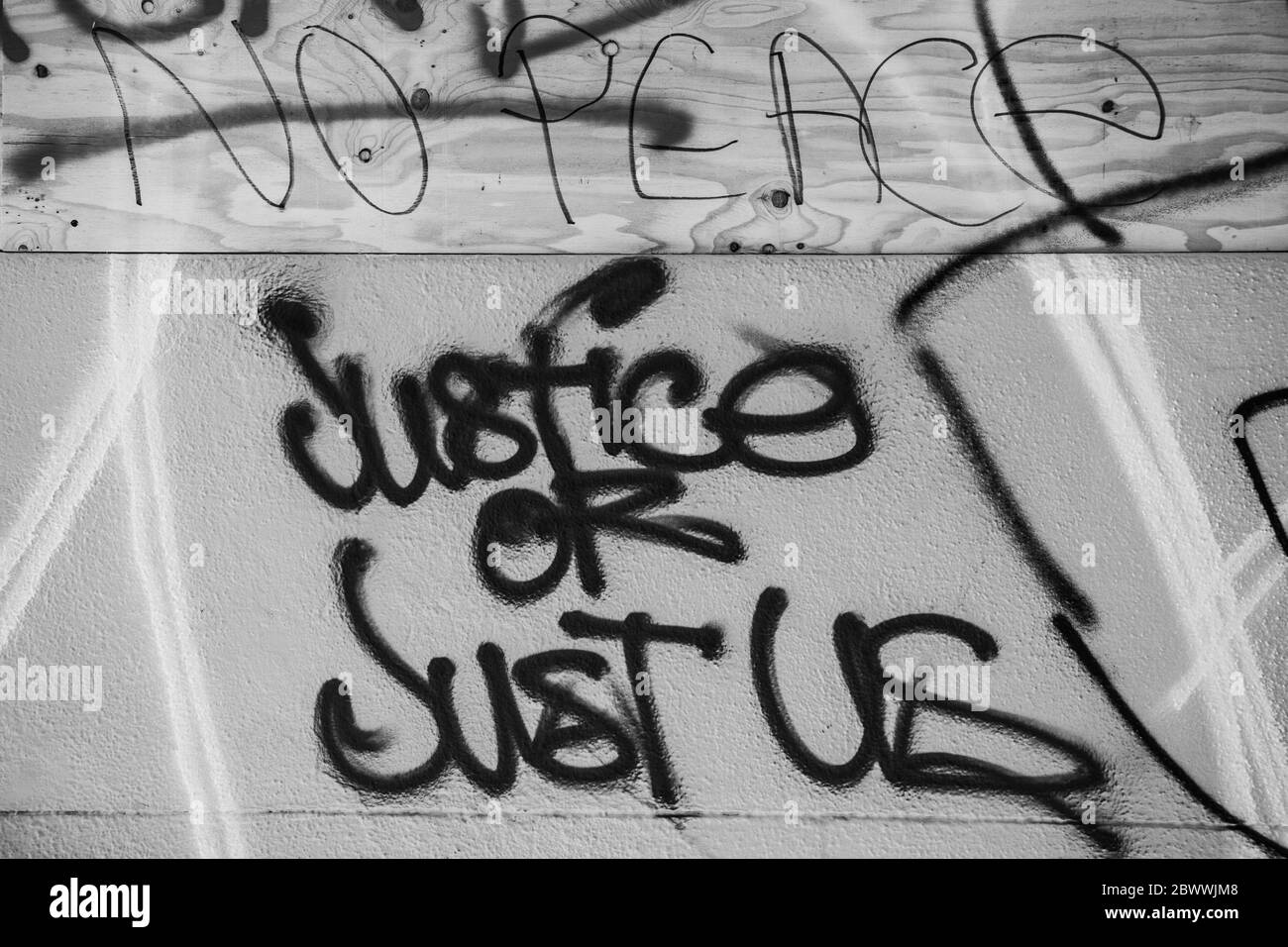 Oakland, CA. 2 de junio de 2020. Graffiti cerca del Departamento de Policía de Oakland, California el 2 de junio de 2020 después de la muerte de George Floyd. Crédito: Chris Tuite/Image Space/Media Punch/Alamy Live News Foto de stock