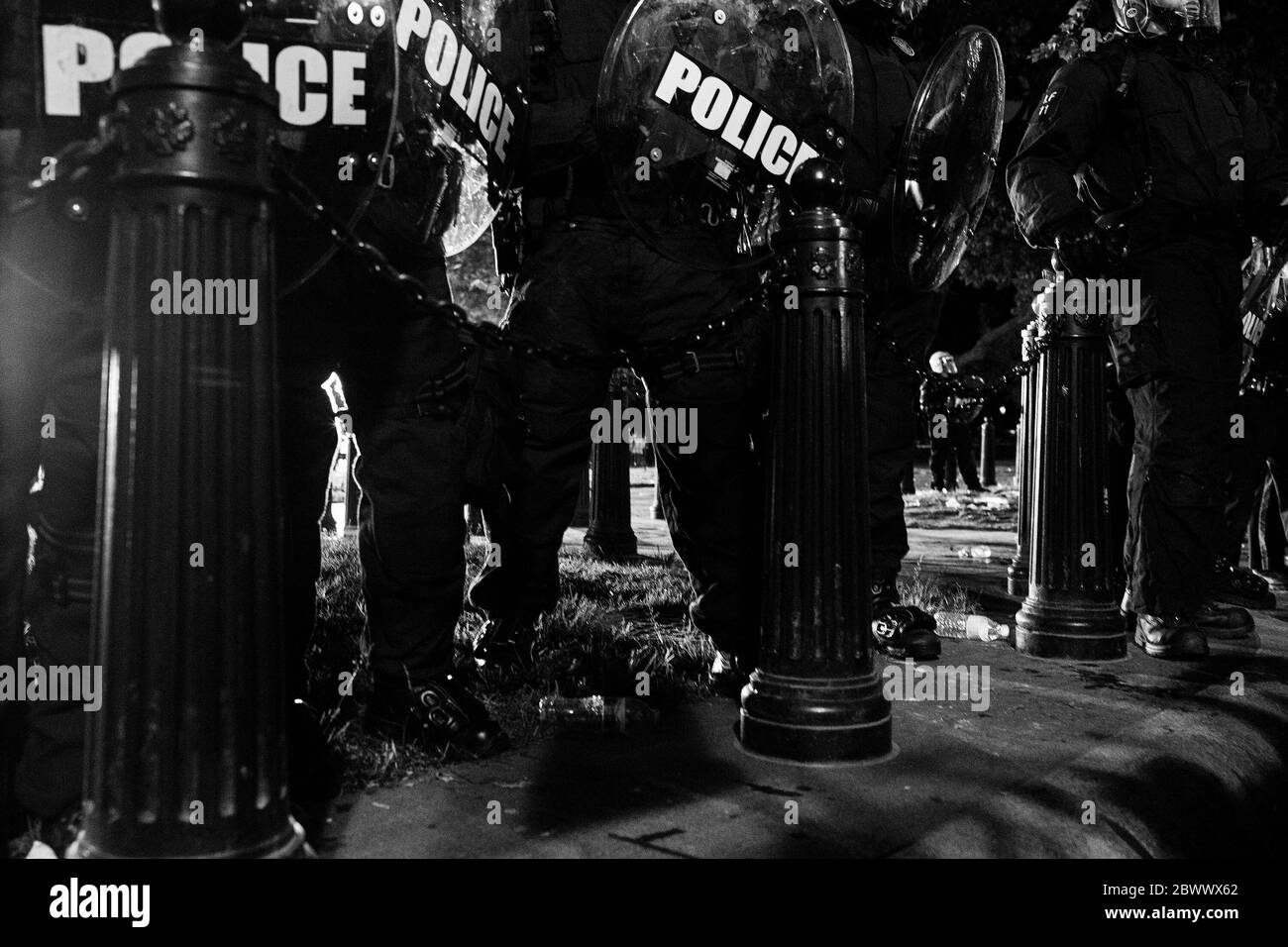 Washington, Distrito de Columbia, EE.UU. 30 de mayo de 2020. Los manifestantes reaccionan ante la muerte de George Floyd en Missouri protestando frente a la Casa Blanca por los derechos de los negros. Crédito: Shane Lewis Bahn/One Up Top Foto de stock