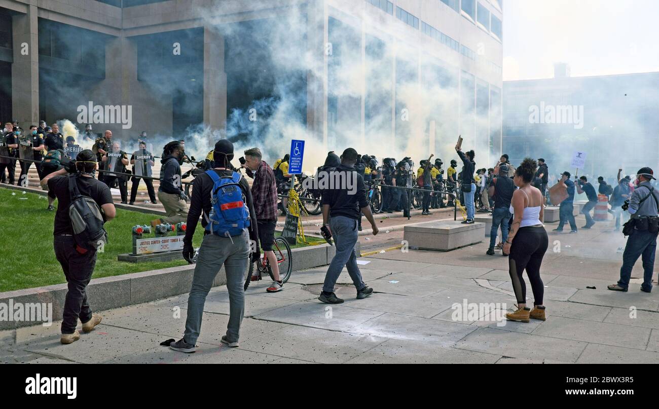 La policía de Cleveland y los manifestantes chocan frente al complejo del Centro de Justicia en Cleveland, Ohio, EE.UU. Durante las protestas de George Floyd. Foto de stock