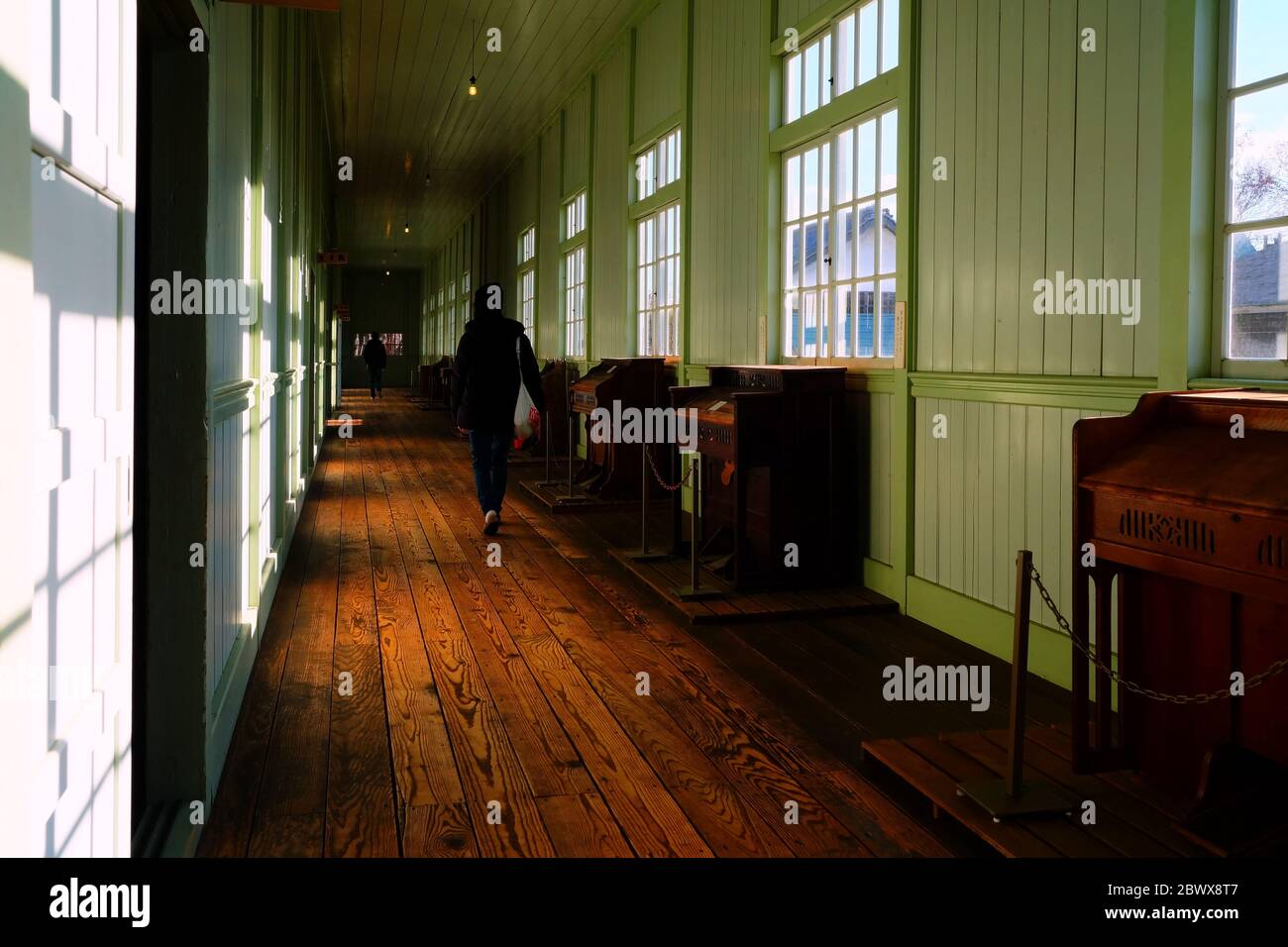 SAPPORO, JAPÓN - 10 DE NOVIEMBRE de 2019: Paseo turístico en el pasillo de la vieja escuela primaria Interior en el pueblo histórico de Hokkaido donde es un famoso landmar Foto de stock