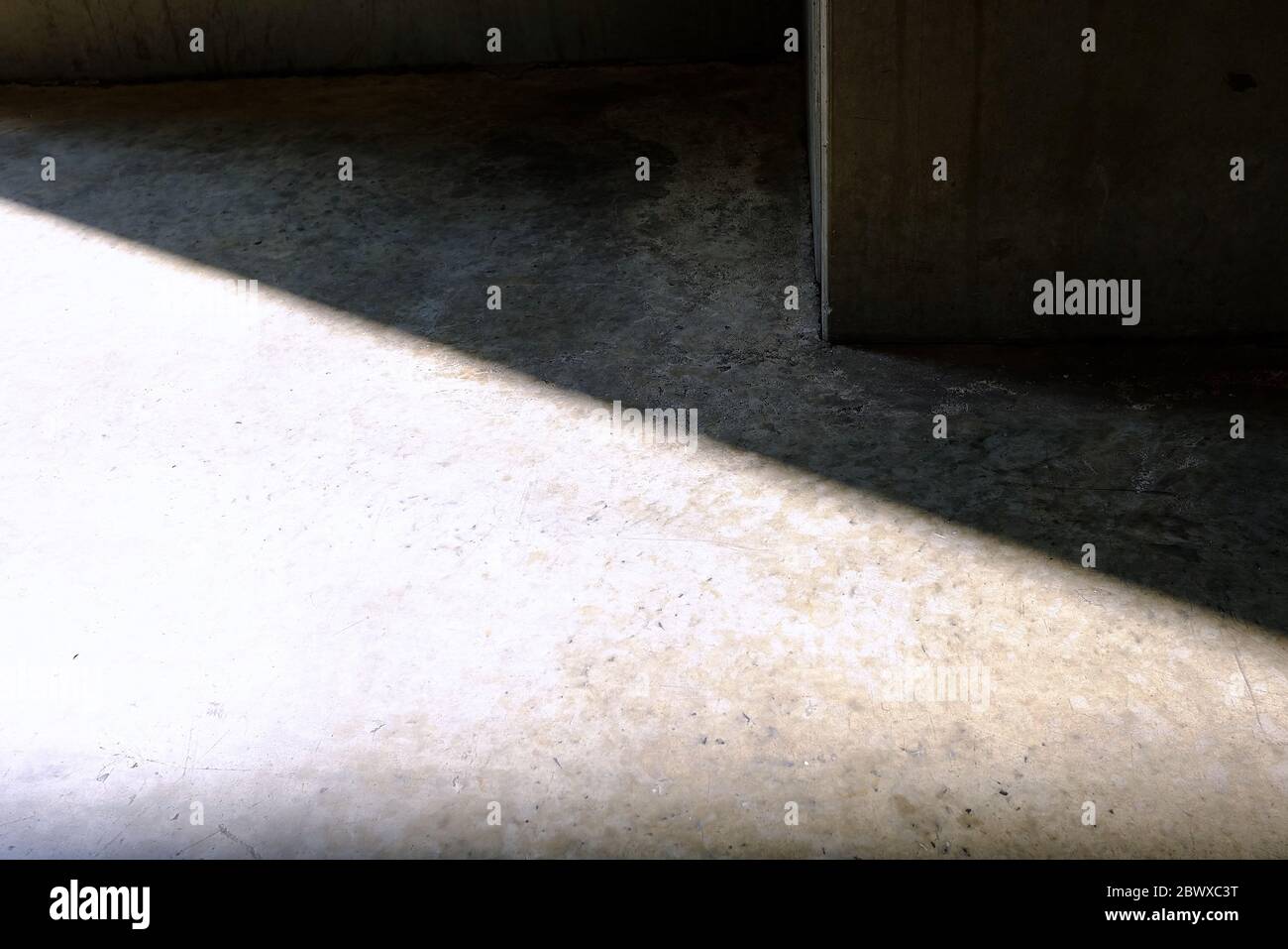 Haz de luz sobre suelo de concreto crudo. Foto de stock