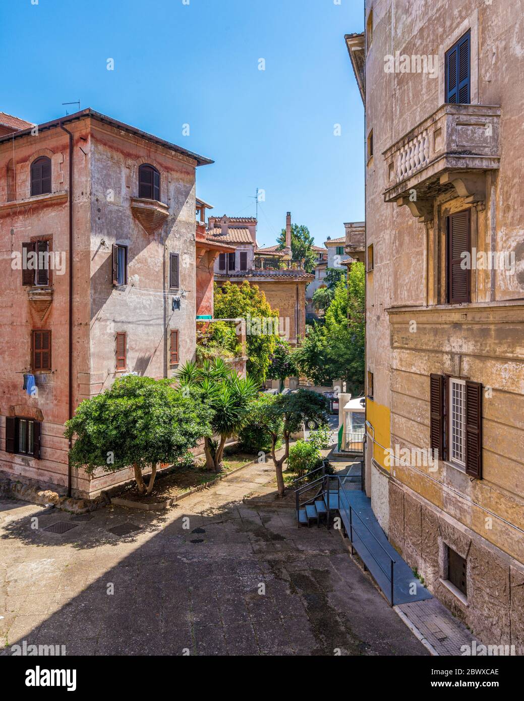 El pintoresco barrio Garbatella en Roma en una mañana soleada, Italia. Foto de stock