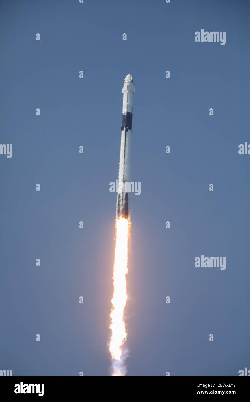 KENNEDY SPACE CENTER, EE.UU. - 30 de mayo de 2020 - el cohete Spacax Falcon 9 que transporta la nave espacial Crew Dragon de la compañía se lanza desde el complejo de lanzamiento 39A Foto de stock