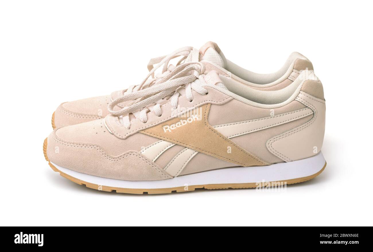 Samara, Rusia - Febrero 2020. Zapatos reales clásicos de Reebok aislados blanco de stock Alamy