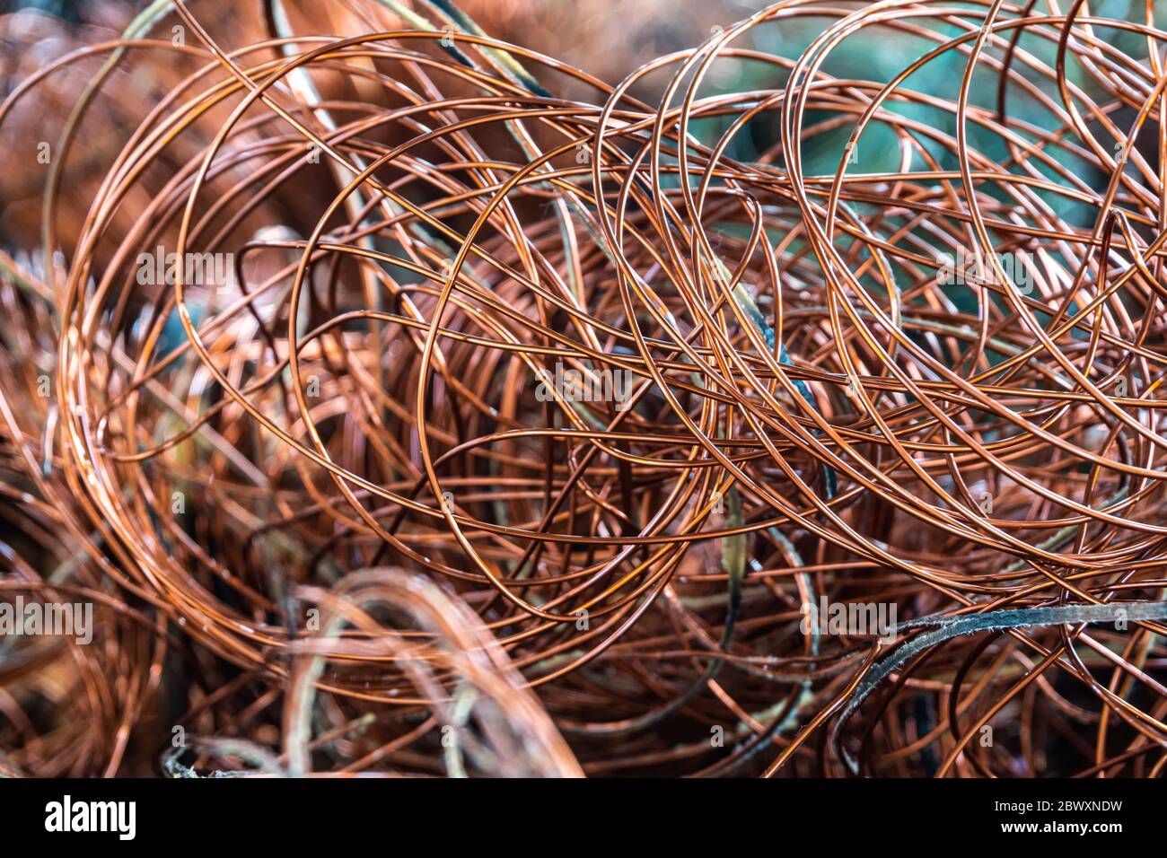 chatarra de cobre de cable eléctrico reciclando con enfoque selectivo  Fotografía de stock - Alamy