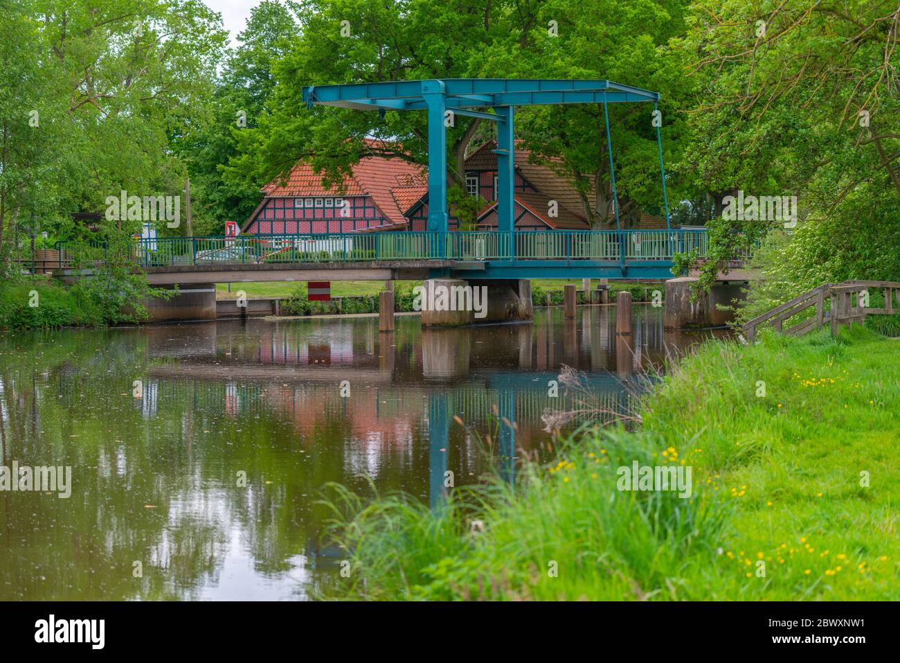 Restaurante, puente de acceso a través del pequeño río Hamme, pueblo de Worpswede - Neu Helgoland, distrito Osterholz, Baja Sajonia, Alemania, Europa Foto de stock