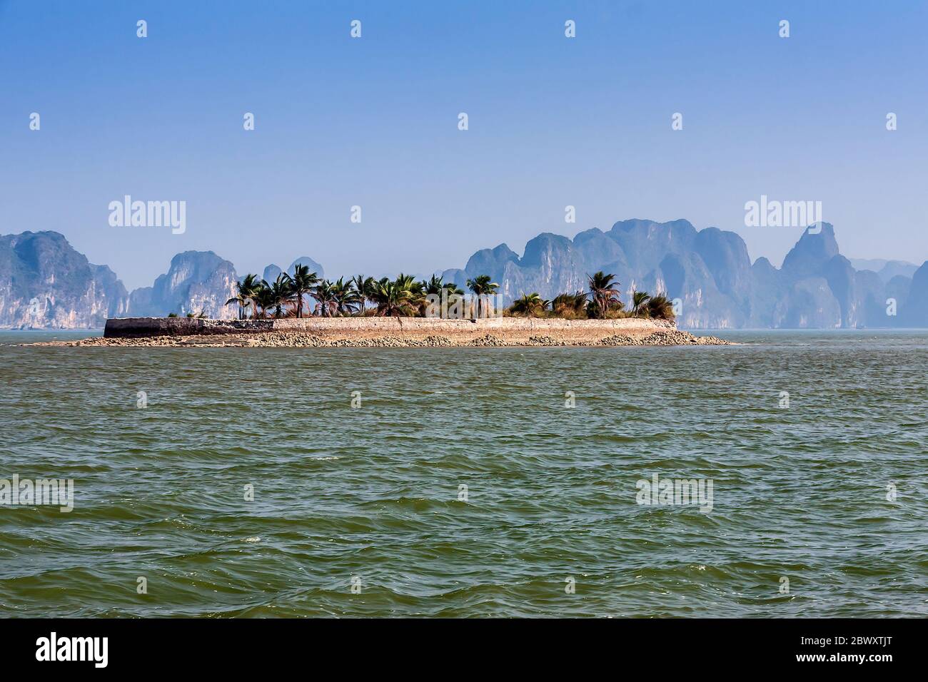 Vista panorámica de la Bahía de Halong con la Isla Bikini cerca de Tuan  Chau, Vietnam Fotografía de stock - Alamy