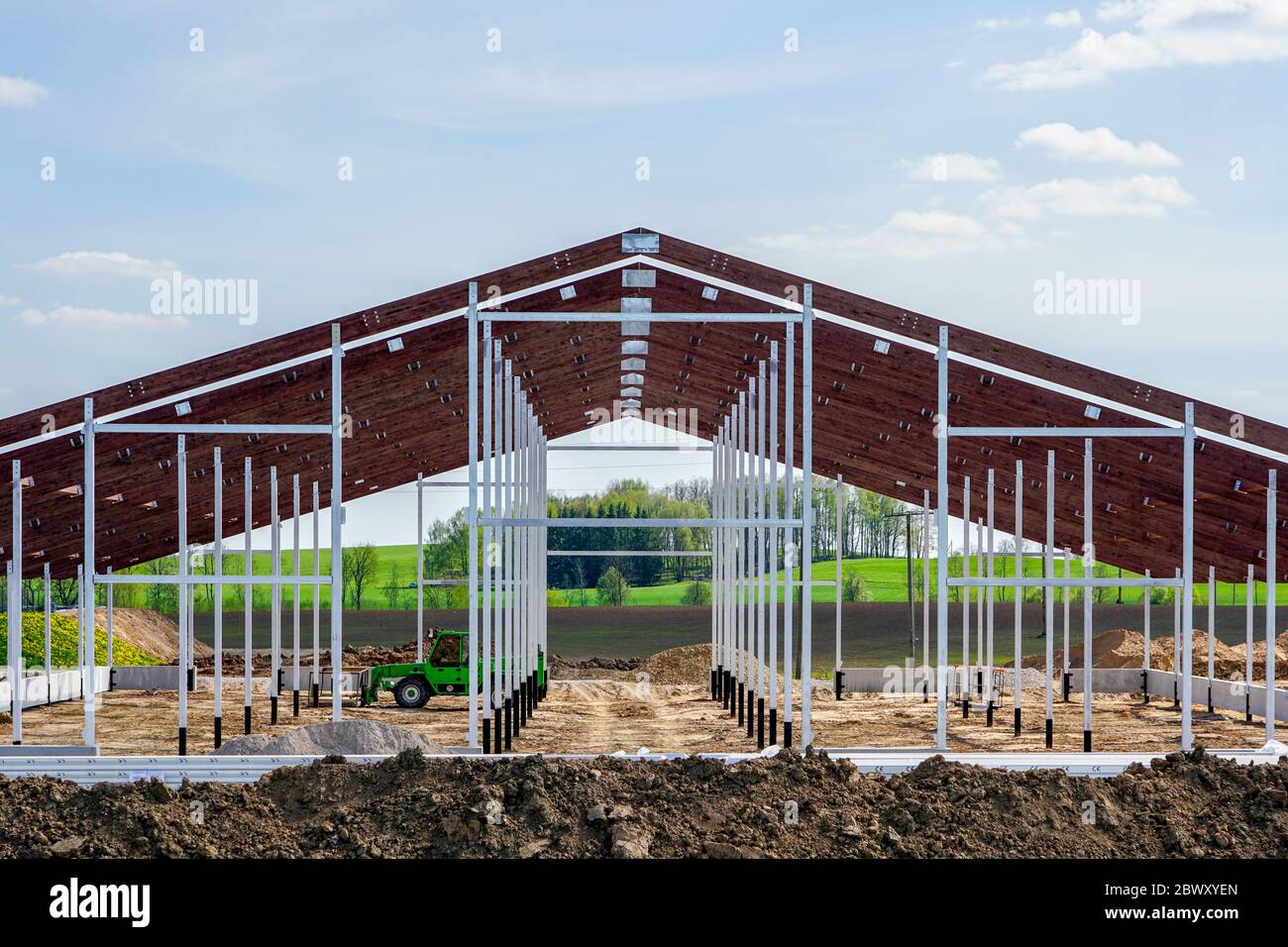 vista de una nueva estructura de metal de un edificio agrícola en construcción Foto de stock