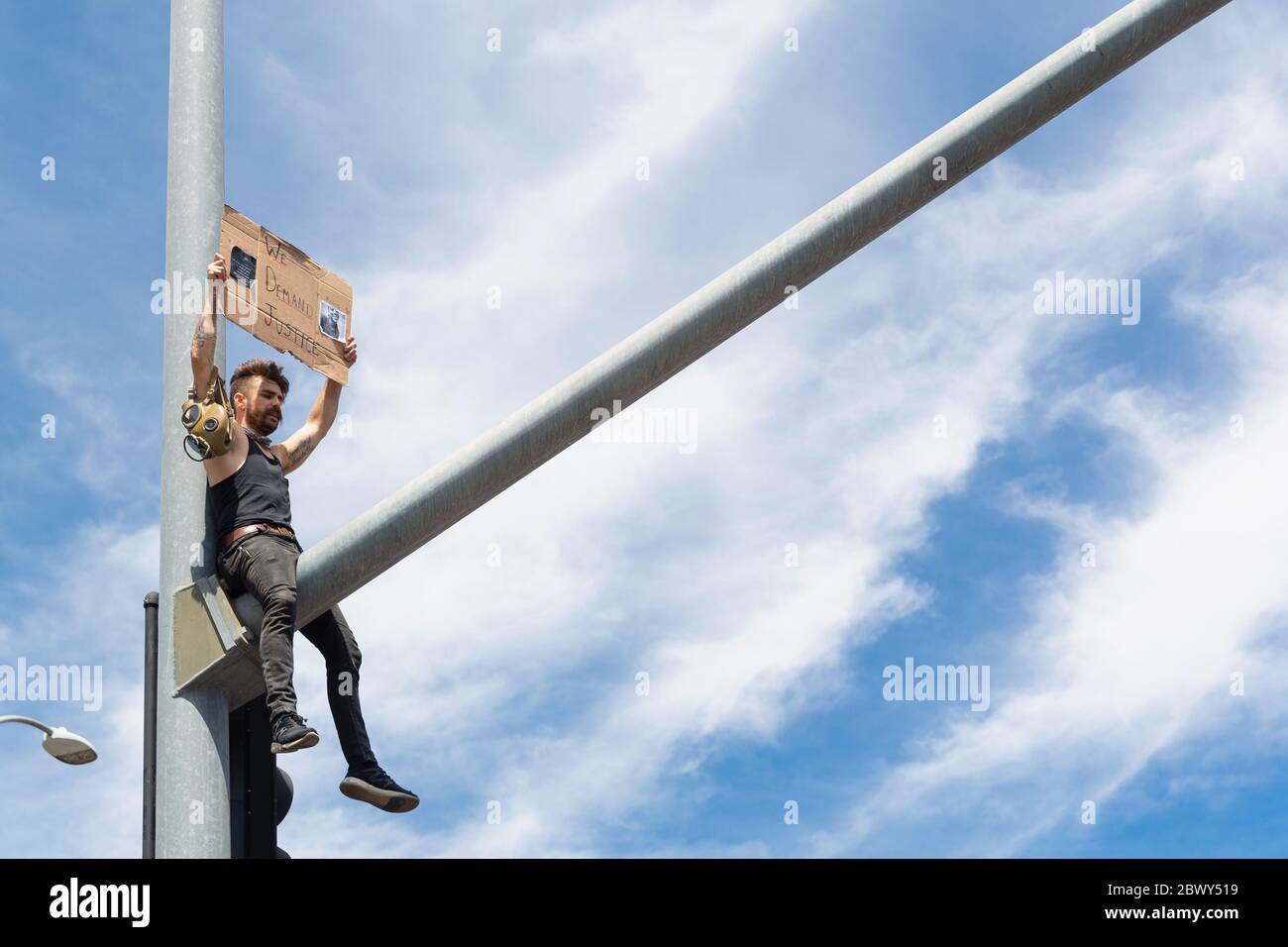 Hombre en la cima de un poste de luz de la calle en Black Lives protesta por el asesinato de George Floyd: Distrito de Fairfax, los Angeles, CA, EE.UU. - 30 de mayo de 2020 Foto de stock