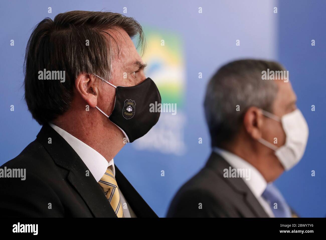 El presidente brasileño Jair Bolsonaro lleva una máscara PPE en medio de la pandemia COVID-19, durante un evento que promueve una campaña gubernamental contra la violencia doméstica en el palacio presidencial de Planalto el 15 de mayo de 2020 en Brasilia, Brasil. Foto de stock