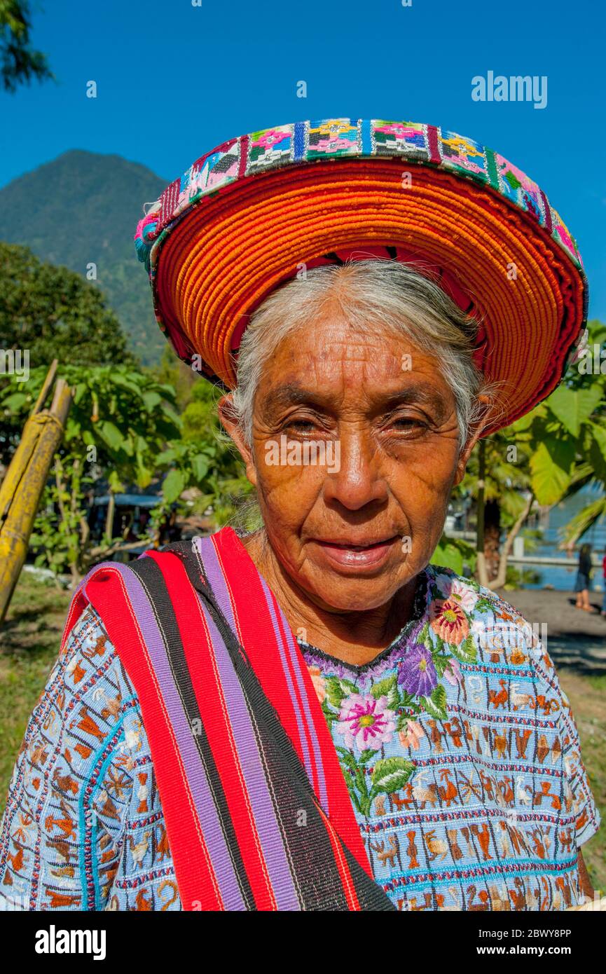 Retrato De Una Mujer Maya Mayor Con Vestido Tradicional Y Tocado En La Ciudad De Santiago En Las Tierras Altas Del Suroeste De Guatemala Fotografia De Stock Alamy