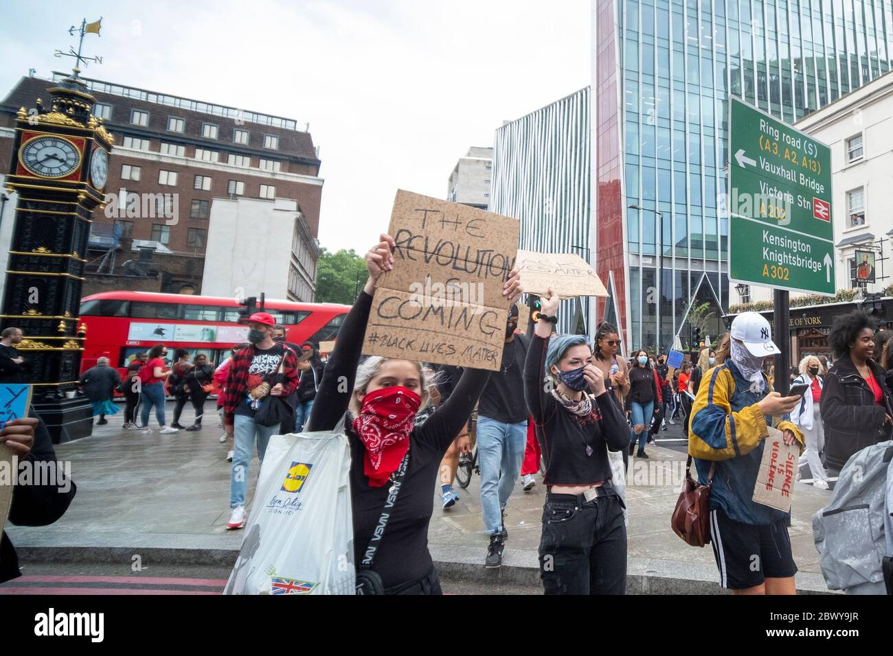 Londres, Reino Unido: 3 de junio de 2020: Las vidas negras importan a los manifestantes con señales que caminan desde Westminster pasando la estación Victoria Foto de stock