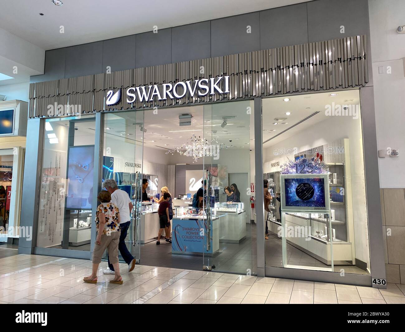 Orlando,FL/USA-2/17/20: La tienda de joyas Swarovski en el centro comercial  de la milenia en Orlando, Florida Fotografía de stock - Alamy