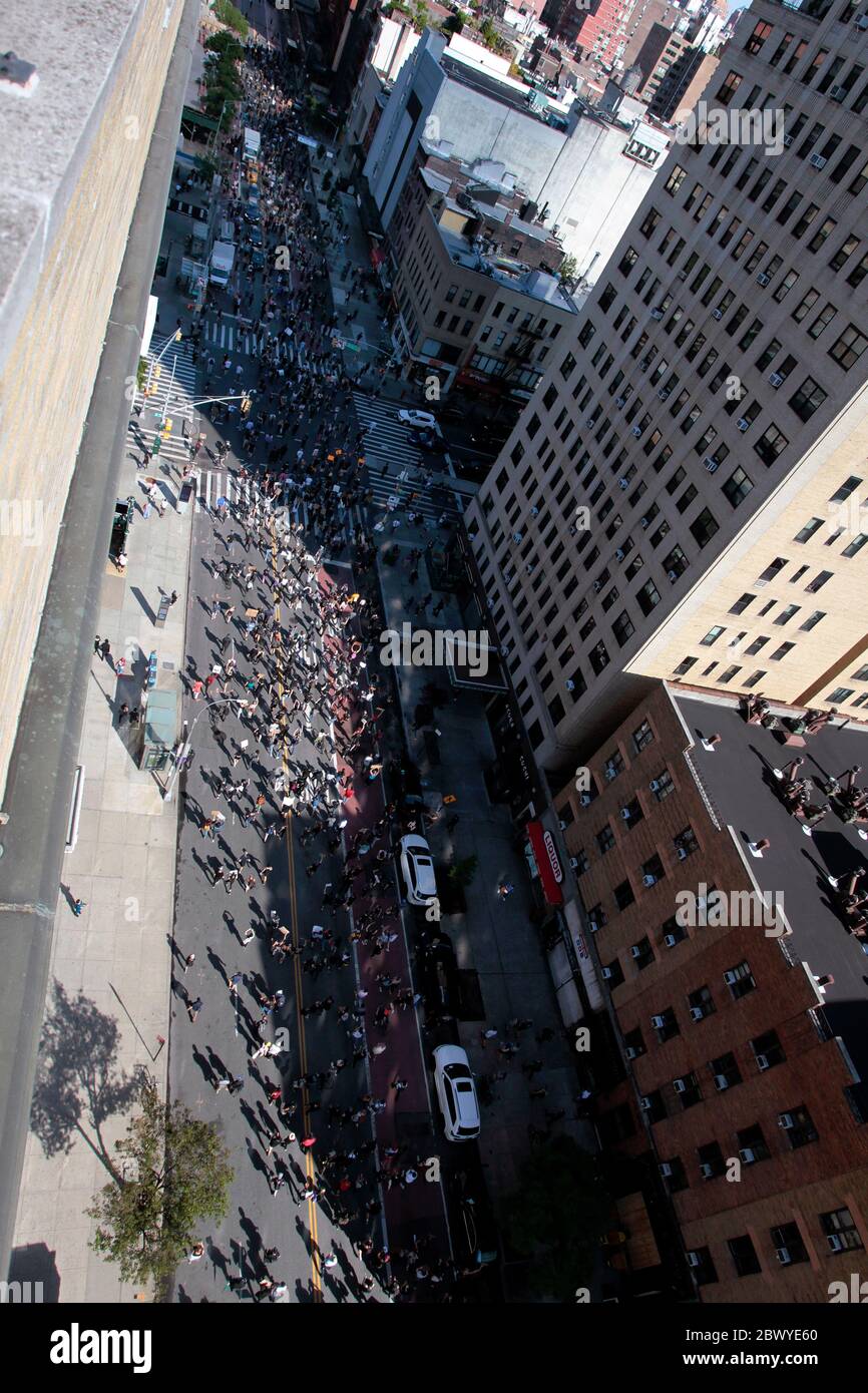 Ciudad de Nueva York, Nueva York, Estados Unidos. 3 de junio de 2020. 3 de junio de 2020. Manifestantes marchando en respuesta a la muerte de George Floyd, afroamericano, mientras estaba bajo la custodia de la policía de Minneapolis, y en apoyo del movimiento Black Lives Matter hoy en West 23rd Street en el barrio Chelsea de Manhattan. Ha habido protestas en todo el país desde la muerte de Floyds la semana pasada. Crédito: Adam Stoltman/Alamy Live News Foto de stock