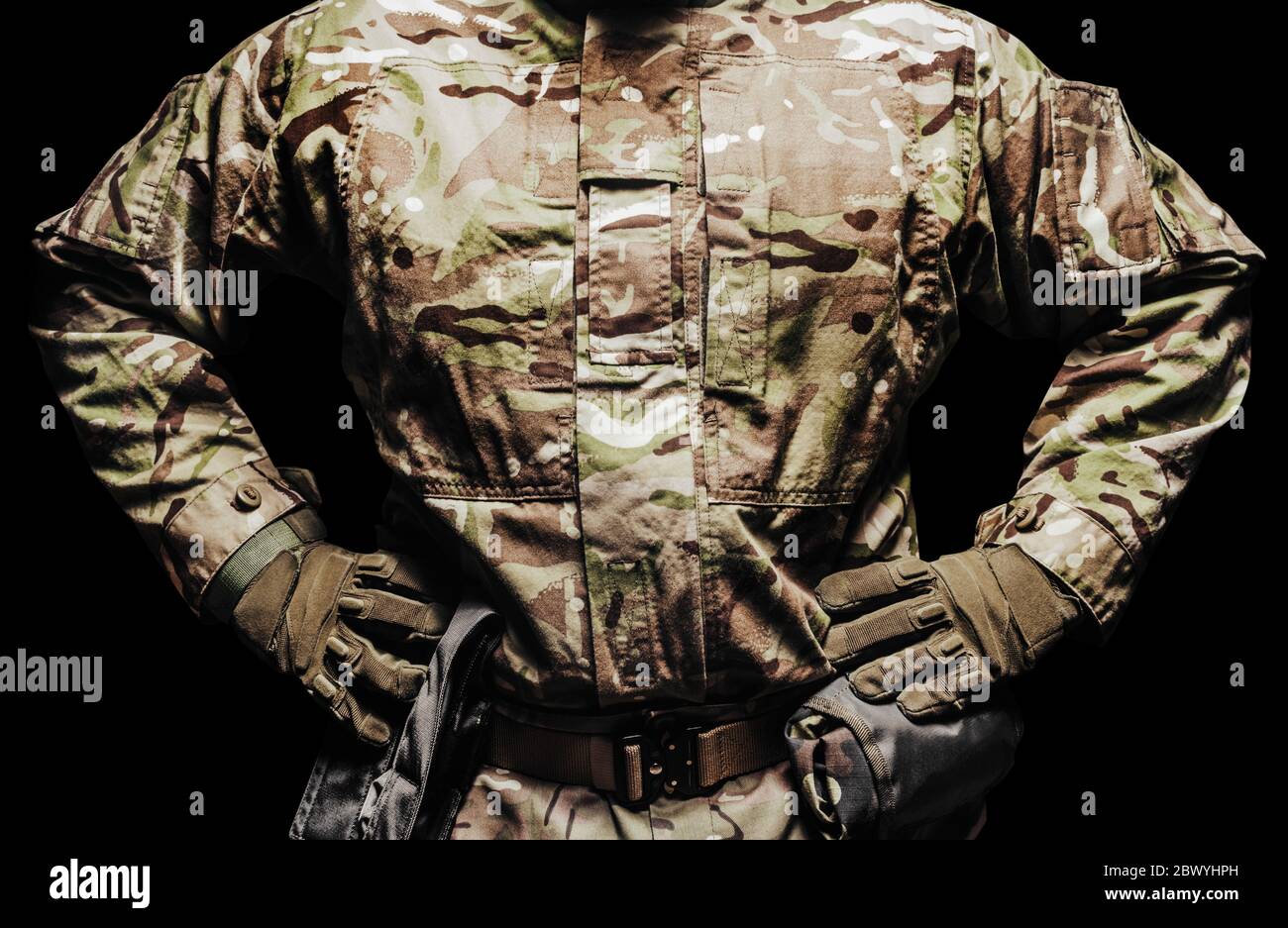 Foto de un soldado en camuflaje multicam túnica y cinturón táctico con  bolsas sobre fondo negro Fotografía de stock - Alamy