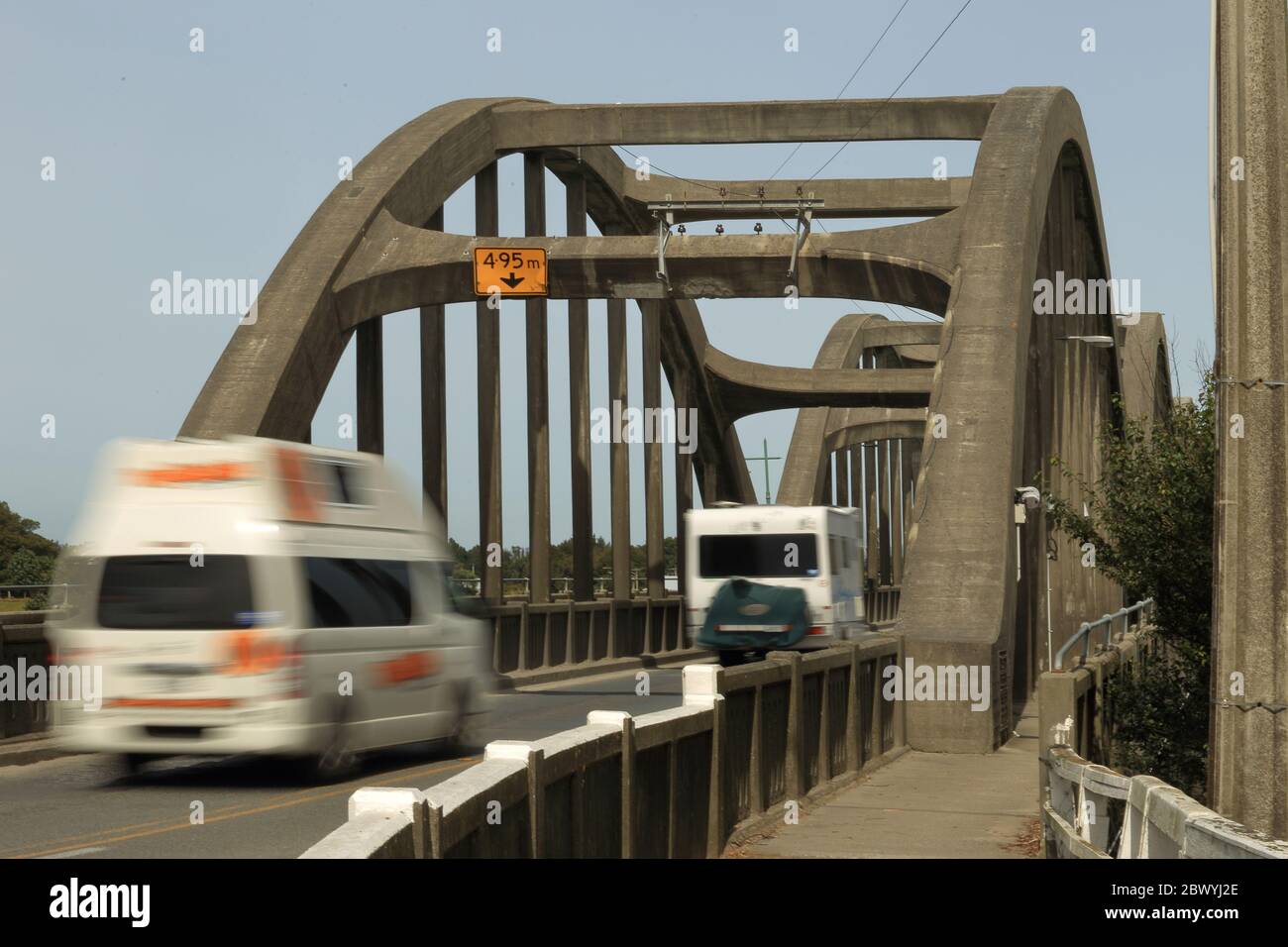 Furgonetas de autocaravana en el puente Balclutha, Otago del Sur, Nueva Zelanda Foto de stock