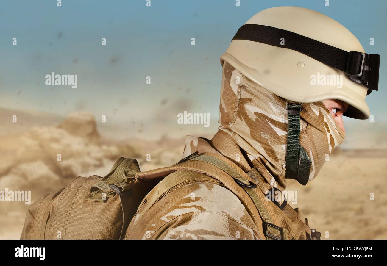 Foto de un soldado del desierto en uniforme con casco y espalda, vista de  perfil sobre fondo del desierto Fotografía de stock - Alamy