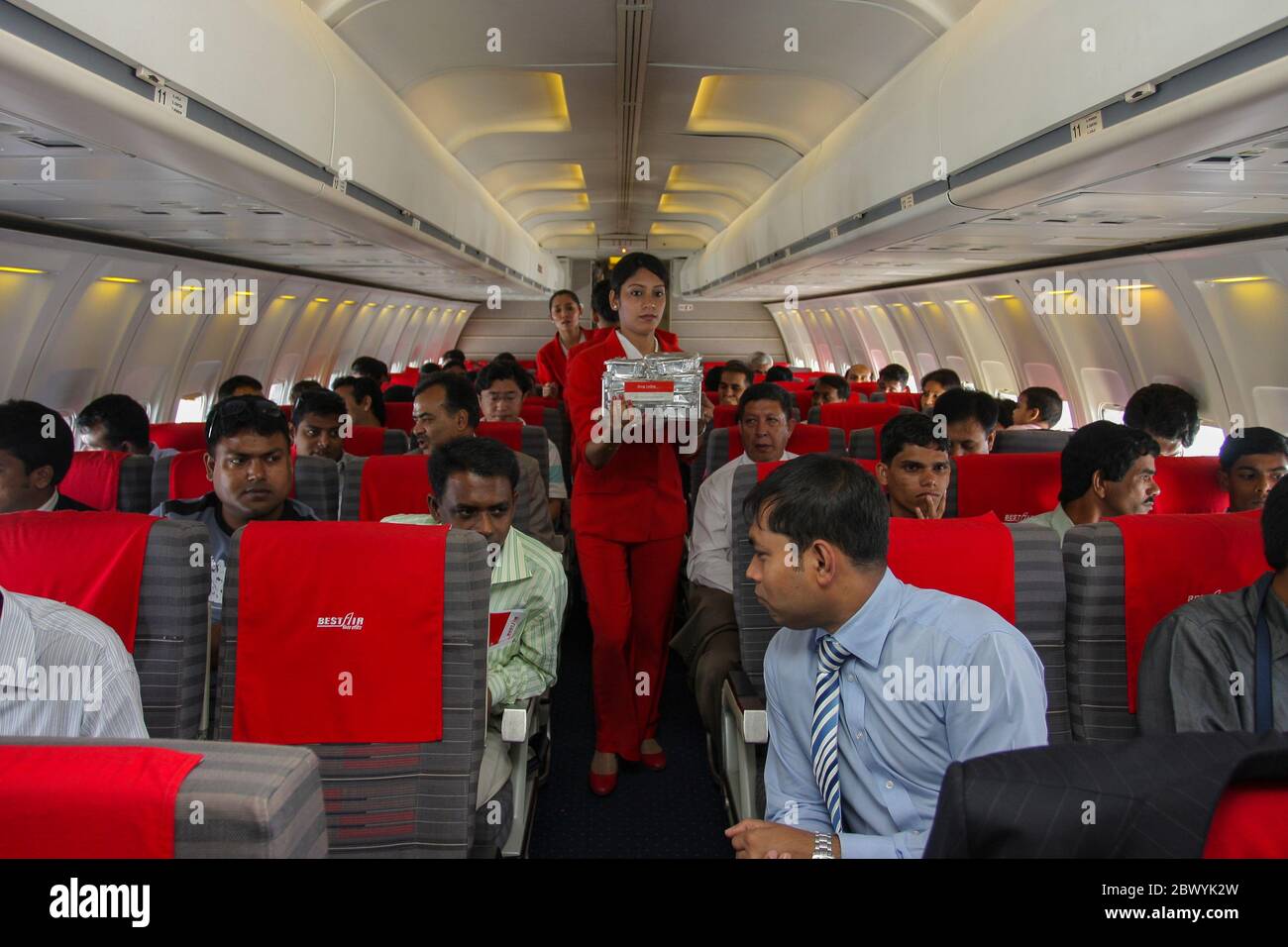 Un equipo de cabina que sirve comida en un avión de Best Airways. Bangladesh Foto de stock